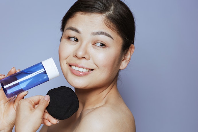 Pemilik kulit berminyak dan berjerawat sebaiknya memilih tambahan BHA atau niacinamide