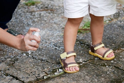 Pastikan kandungan obat nyamuk aman untuk bayi, misalnya essential oil serai