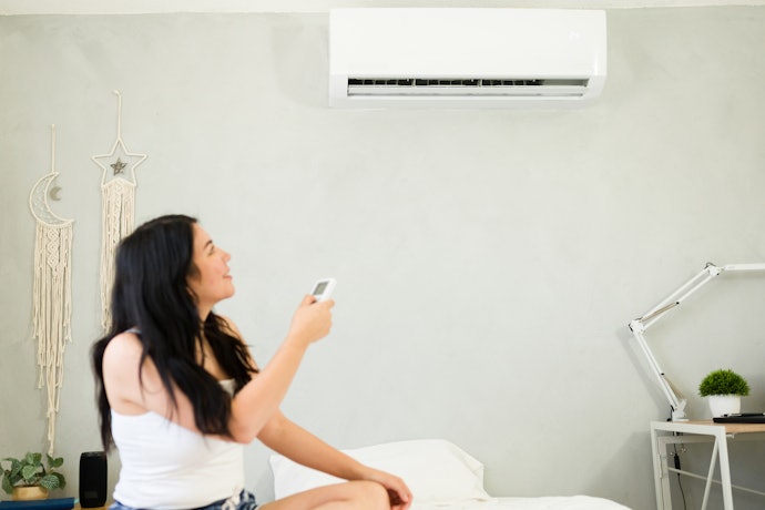 Untuk ruangan yang sering tertutup seperti kamar tidur, gunakan AC inverter