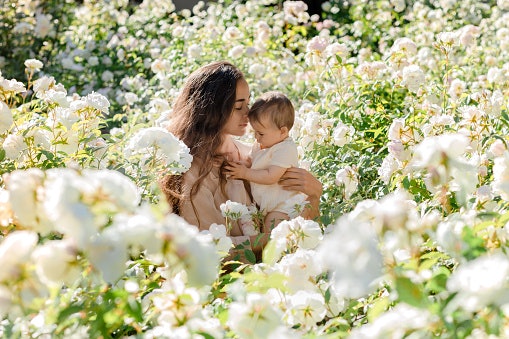 Tidak ingin meninggalkan kesan dewasa? Pilih parfum yang dipadukan dengan rose, lily, atau jasmine