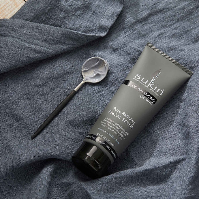 Untuk kulit berminyak, cari skincare Sukin dengan kandungan charcoal untuk menyerap kandungan minyak berlebih