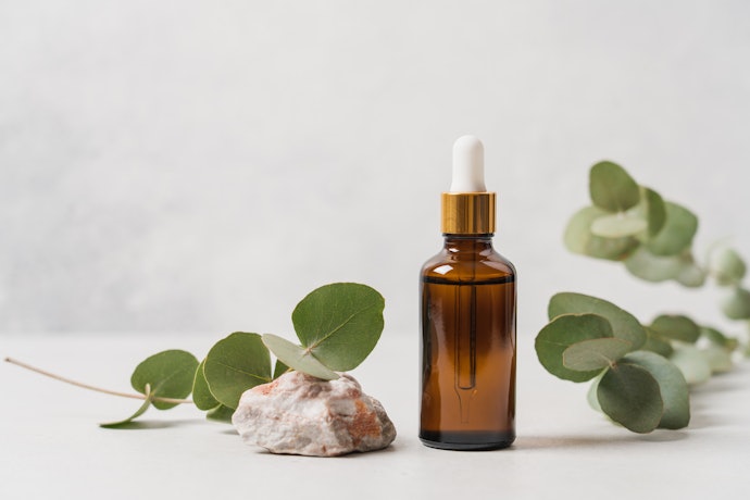 Jika kulitmu berminyak dan rentan berjerawat, gunakan produk yang mengandung antioksidan, zinc, atau tea tree oil; Hindari essence yang sifatnya terlalu oklusif