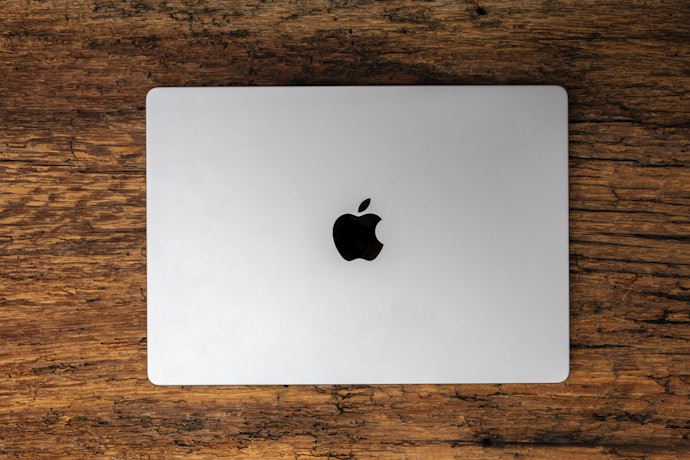 Demi melindungi bodi MacBook, pertimbangkan garskin dengan ukuran yang sesuai