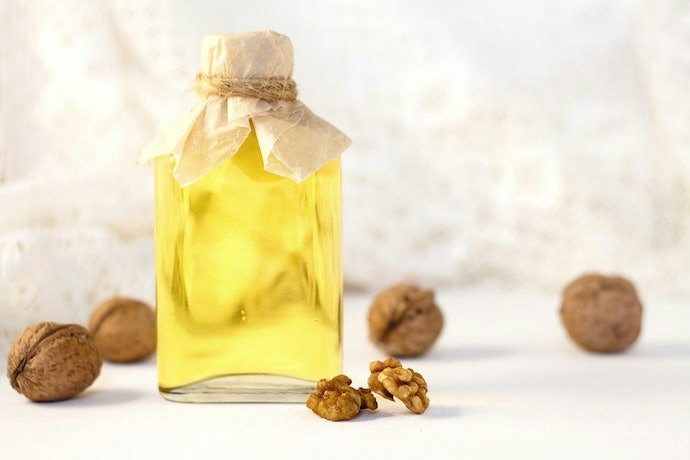 Pastikan keberadaan bahan pelembap pada lip balm pria untuk mengatasi bibir kering, misalnya shea butter, avocado oil, dan petroleum jelly