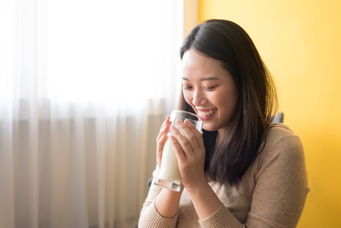 Penuhi kebutuhan nutrisi dengan minuman seperti susu bila Anda ingin meningkatkan produksi ASI