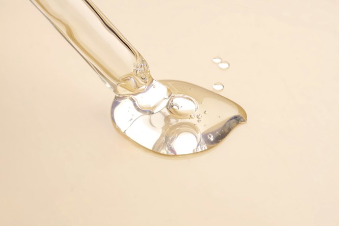 Apabila Anda punya masalah noda jerawat dan flek hitam, pilih exfoliating toner yang mengandung tambahan brightening agent seperti alpha arbutin atau niacinamide