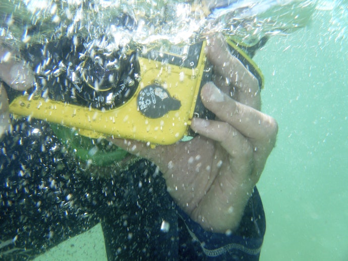 Jika ingin langsung digunakan, pilih kamera yang waterproof tanpa housing