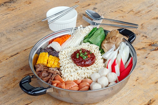 Pilih bakso ikan surimi jika Anda mau memasak suki