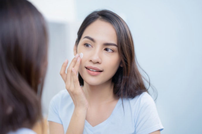 Prioritaskan jenis physical sunscreen yang lebih aman karena bekerja tanpa diserap kulit