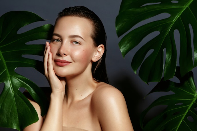 Untuk kulit yang cenderung kering, pilih foundation dengan finish dewy atau satin