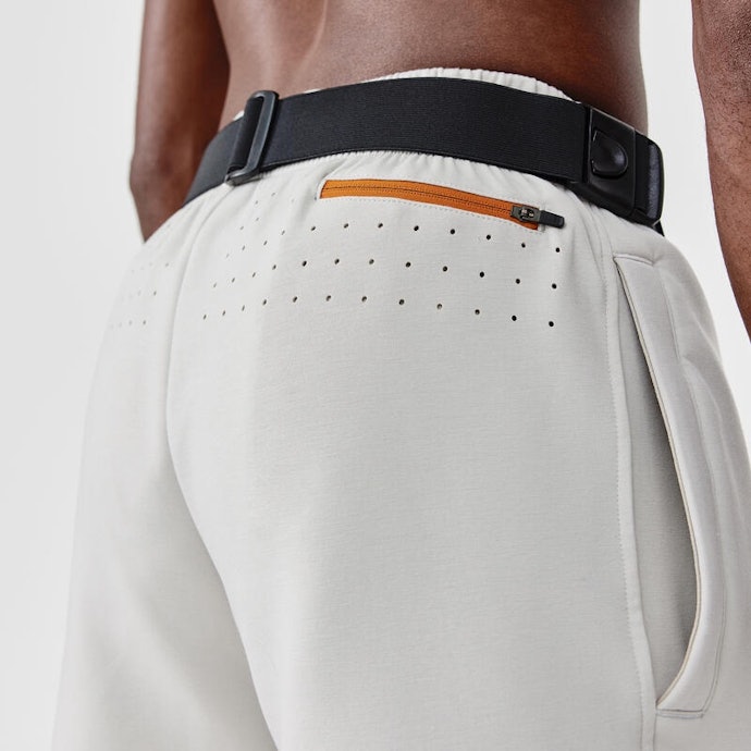 Untuk menjaga kenyamanan saat lari, pilih running belt dengan strap yang bisa disesuaikan