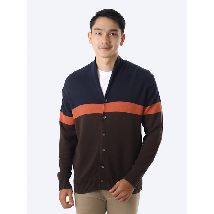 Cek juga cardigan pria brand lokal yang sedang hype saat ini, seperti Gomuda dan Kevas Co