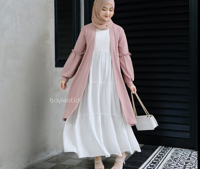 Cari cardigan panjang selutut untuk menutupi bokong dan paha