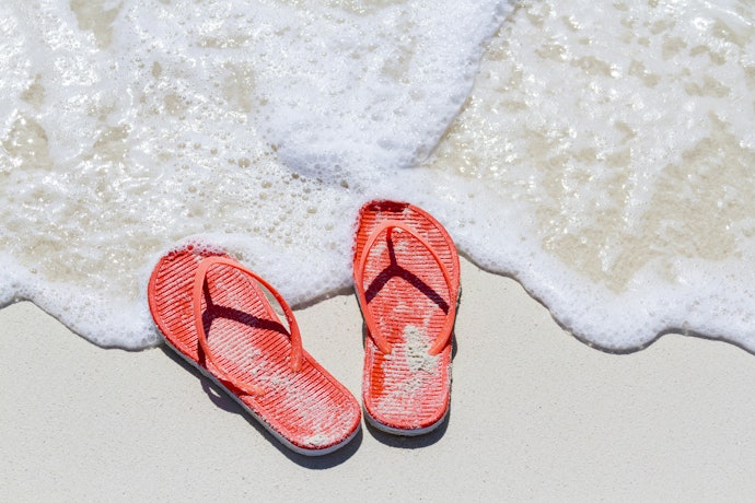Pastikan sandal pantai antiselip, tahan air, cepat kering, dan mudah dibersihkan