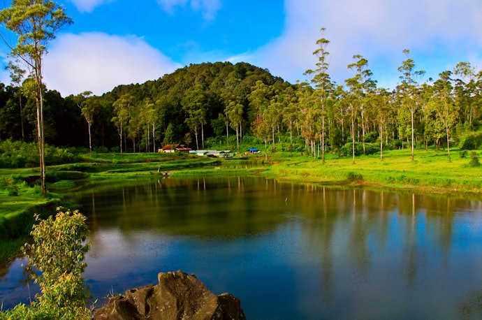 Pertimbangkan villa di Bandung Selatan atau Ciwidey seperti Astakaia Cottage, bila Anda ingin lebih dekat dengan alam dan jauh dari keramaian