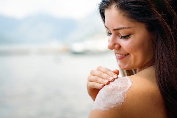 Pertimbangkan body lotion zaitun yang dilengkapi UV filter atau UV protection agar kulit terlindungi dari paparan sinar matahari
