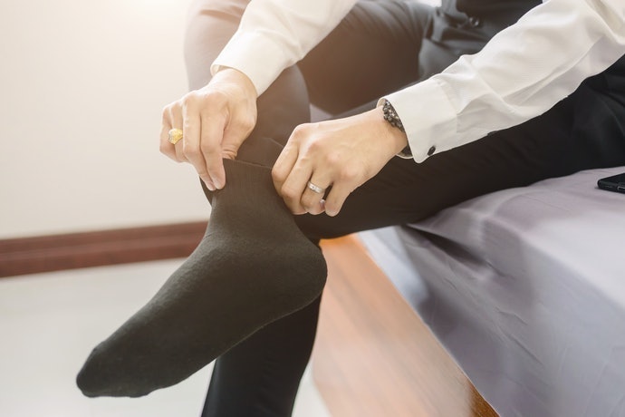 Utamakan kaos kaki antibakteri untuk meminimalkan bau tak sedap