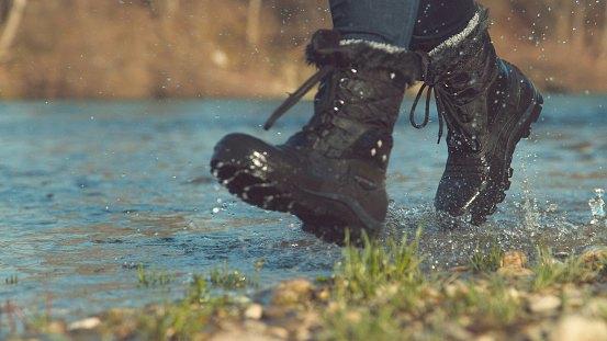 Pastikan sepatu touring dibuat dari material antiair