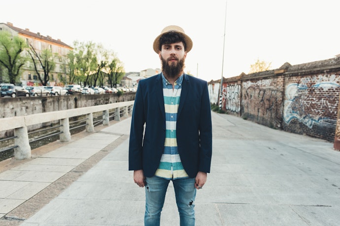Pilih topi fedora jerami, panama hat, dan boater untuk outfit liburan