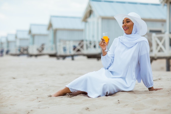 Utamakan potongan loose atau gamis lurus jika ingin model syar'i yang tidak ketat