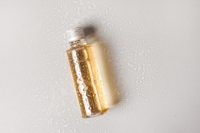 Utamakan micellar water yang diberi label "oil-infused"