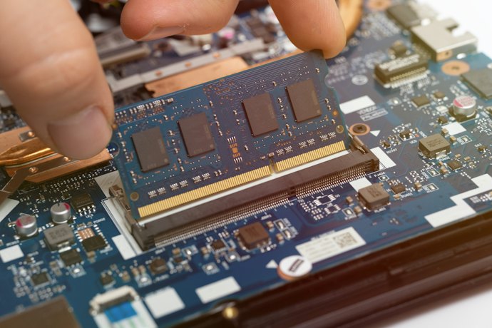 Bila Anda ingin performa terbaik saat mendesain, utamakan laptop dengan RAM 16 GB dan storage SSD 512 GB