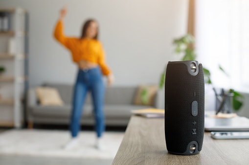 Untuk hiburan di rumah, pilih speaker USB dengan daya sekitar 10 W agar suaranya lebih kuat; Subwoofer dan bass booster bisa meningkatkan suara bass