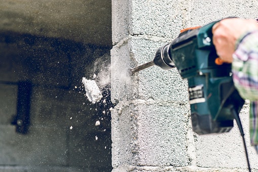 Untuk kebutuhan mengebor beton atau tembok, utamakan bor listrik yang dilengkapi impact drill