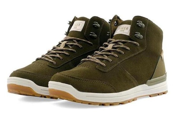 Pertimbangkan sepatu boots branded dari merek populer, seperti Timberland dan EIGER