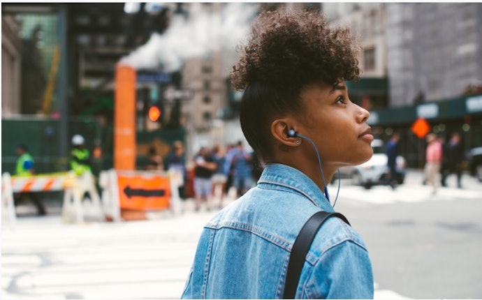 Pakai earphone dengan fitur Ambient Aware, TalkThru, atau ANC untuk kenyamanan berkomunikasi saat di luar
