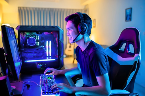 Pastikan Anda memilih CPU dan GPU dengan performa tinggi untuk pekerjaan berat, misalnya gaming dan editing