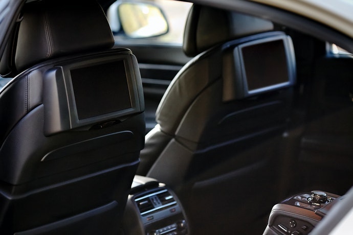 Ketahui diameter dan jarak kedua tiang headrest yang akan dipasangi monitor