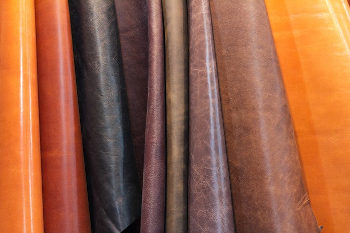 Untuk kegiatan bisnis atau kantor, pilih blazer kulit wanita warna hitam atau cokelat