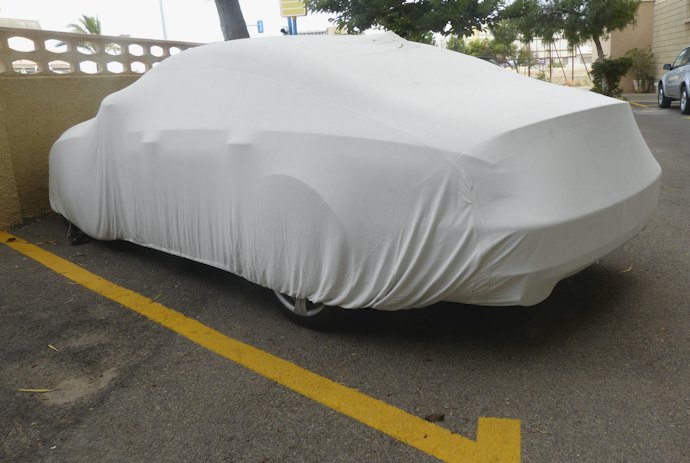 Agar cover tidak terlalu kecil atau terlalu besar, pilih yang didesain khusus untuk mobil Anda atau custom
