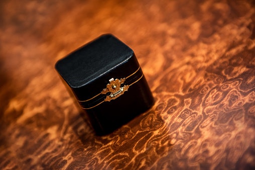 Cek kotak cincin kulit atau velvet dengan desain simpel bila Anda mencari tempat cincin elegan