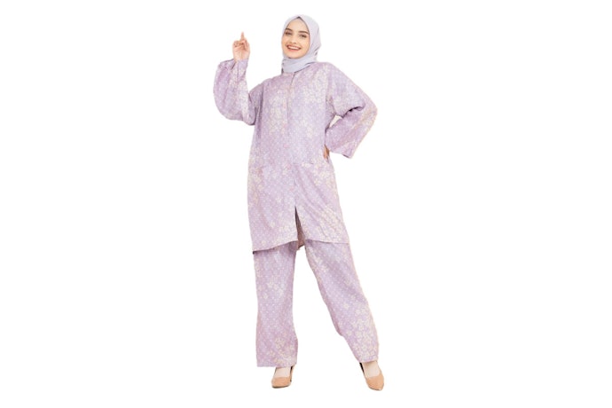 Cari setelan tunik bermotif yang modis, seperti motif bunga, garis, dan sebagainya