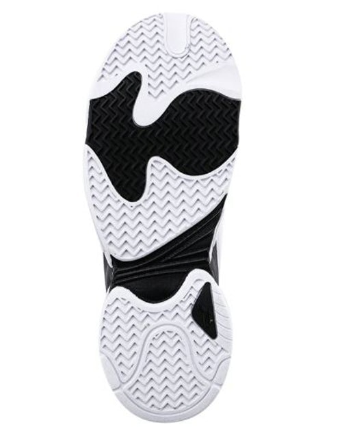 Perhatikan bentuk toe sepatu