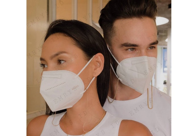 Untuk pria, pertimbangkan strap masker kulit atau rantai silver titanium