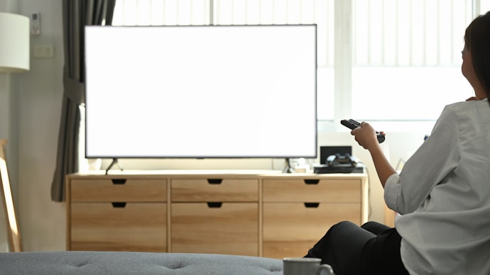Pertimbangkan TV QLED bila Anda ingin kecerahan yang lebih tinggi dan volume warna yang lebih luas