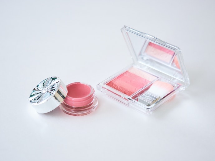 Gunakan teknik layering di atas cream blush agar lebih tahan lama