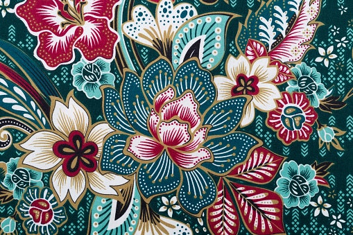 Pilih paper bag batik jika kado ditujukan untuk rekan kerja