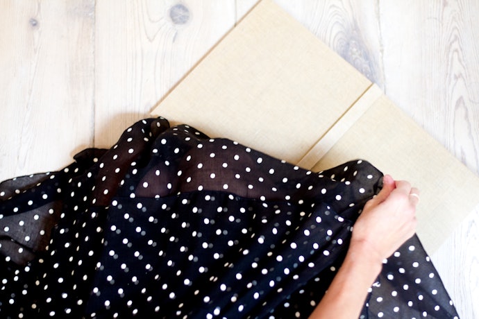 Pertimbangkan bahan dress polkadot yang nyaman, seperti katun, rayon, dan sifon