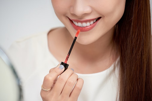 Cari produk yang memiliki label "transferproof", terutama bila Anda berencana memakai lip tint lebih dari 4 jam