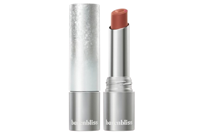 Cari lipstik dengan kandungan pelembap oklusif, seperti plant oil atau shea butter, untuk menjaga kelembapan bibir