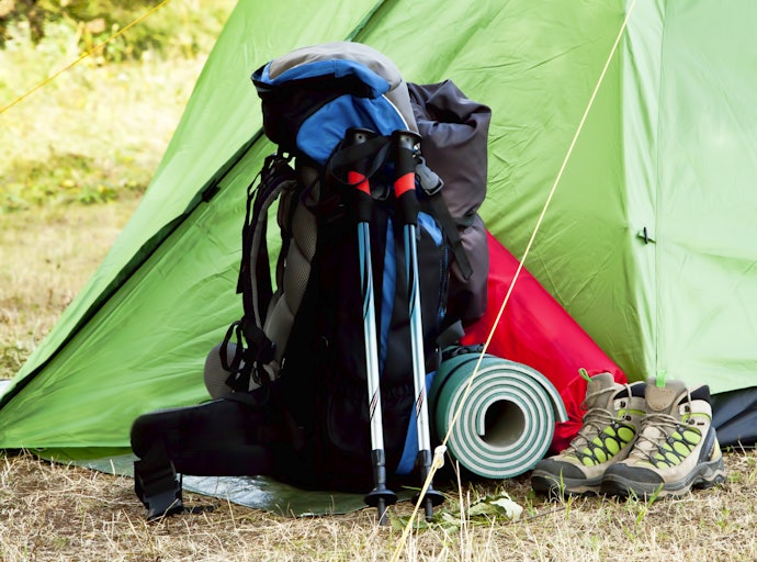 Untuk trekking, trail running, dan kegiatan ekstrem lainnya, trekking pole lipat akan lebih compact dan praktis