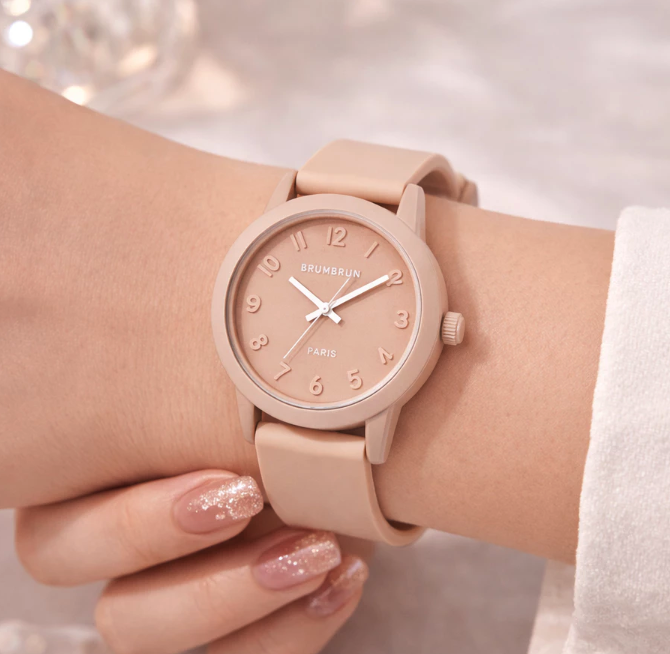 Untuk gaya kasual sehari-hari, pilih jam tangan dengan strap silikon atau rubber, seperti Brunbrun, Woodka, atau Eboni