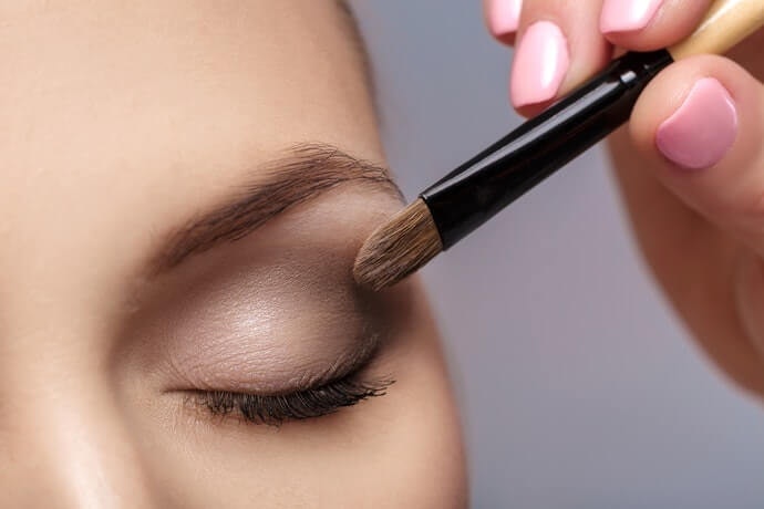Untuk tampilan yang natural, gunakan eyeshadow matte dan shimer