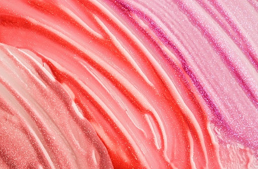 Untuk tampilan yang lebih glamor, pilih lip gloss berwarna