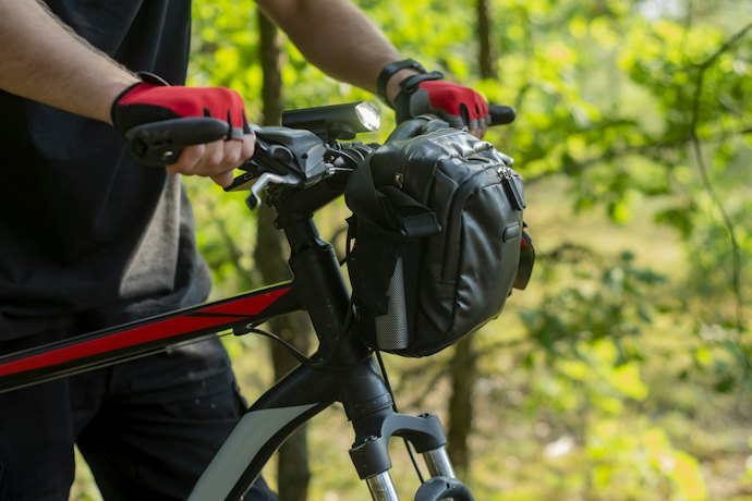 Untuk dipasang di depan sepeda, gunakan tipe frame bag dan handlebar bag