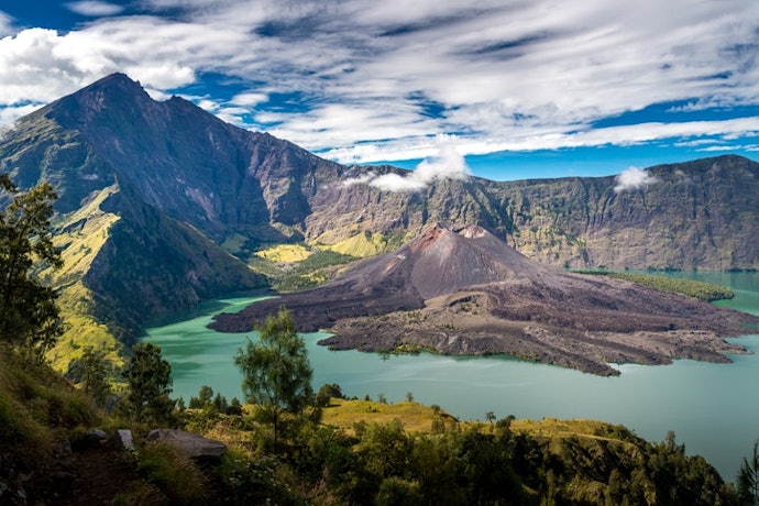 Jika ingin menginap di destinasi antimainstream, pertimbangkan hotel di Lombok Utara dan Lombok Timur seperti Rinjani Lodge, Royal Avila, dan Nirvana Hotel